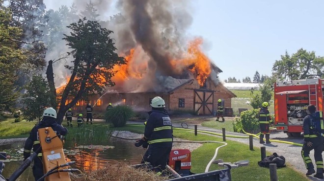 Požar popolnoma uničil priljubljeno poročno lokacijo (obupani pari zdaj iščejo alternative) (foto: Facebook/Gasilska Enota Ločica ob Savinji)