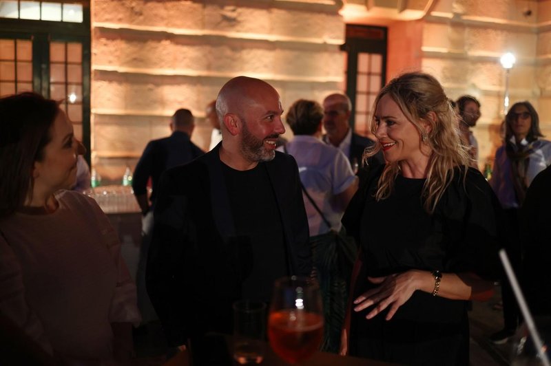 Katarina Čas in Johann Grech, vodja odbora Mediteranskega filmskega festivala, na odprtju filmskega festivala