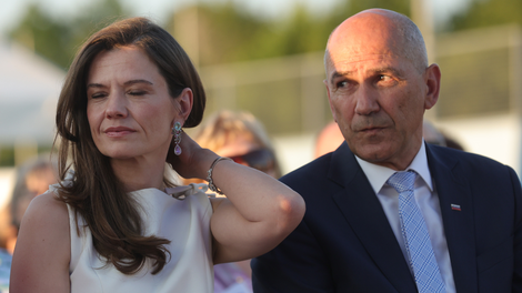 Ena Urška v belem, druga v rdečem, predsednica države pa poskrbela za presenečenje: katera vas je najbolj očarala? (FOTO)