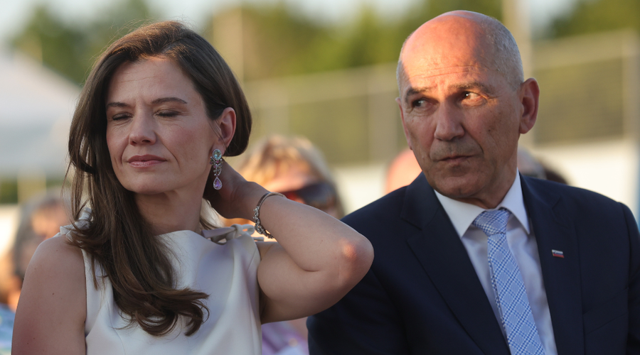 Ena Urška v belem, druga v rdečem, predsednica države pa poskrbela za presenečenje: katera vas je najbolj očarala? (FOTO) (foto: Borut Živulović/BOBO)