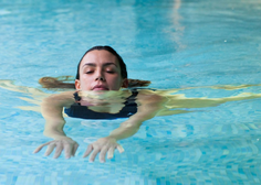 Boj proti diskriminaciji: tudi ženske smejo na javnem bazenu plavati zgoraj brez