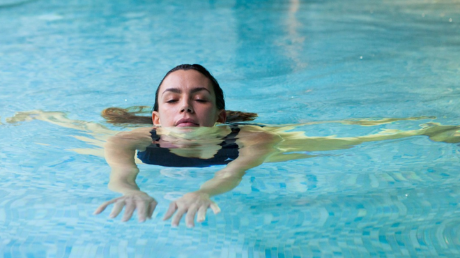 Boj proti diskriminaciji: tudi ženske smejo na javnem bazenu plavati zgoraj brez (foto: Profimedia)
