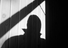 Ponoči vlomili v bančno ustanovo, policija zdaj prosi za pomoč