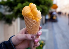 Osvežujoč pomarančni sladoled za vroče poletne dni – pripravite ga sami (recept)