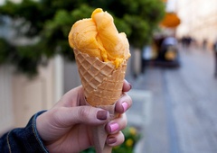 Osvežujoč pomarančni sladoled za vroče poletne dni – pripravite ga sami (recept)