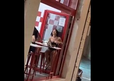 Mlada turistka sredi restavracije v Splitu razkrila bujno oprsje in navdušila prisotne (VIDEO)