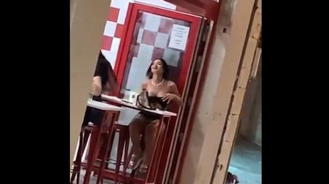 Mlada turistka sredi restavracije v Splitu razkrila bujno oprsje in navdušila prisotne (VIDEO) (foto: Prinskrin/Twitter)