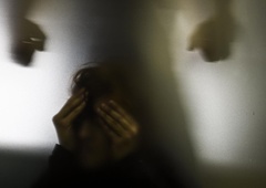 Znano, kaj se bo zgodilo s 36-letnikom z Obale, ki se je večkrat znesel nad partnerico (vpričo njunega petletnega otroka)