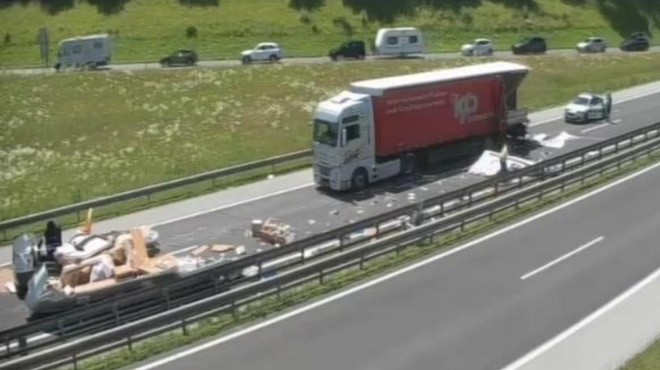 Avtocesta ob izvozu Maribor v celoti zaprta: zgodila se je huda prometna nesreča (FOTO) (foto: Twitter/Avtokampi.si)