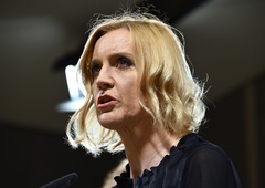 Mojci Šetinc Pašek se niti sanja ne, zakaj so jo izključili iz stranke. Slišala pa je ...