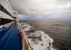 Otrok padel s trajekta, njegova mama takoj skočila za njim (končalo se je tragično)