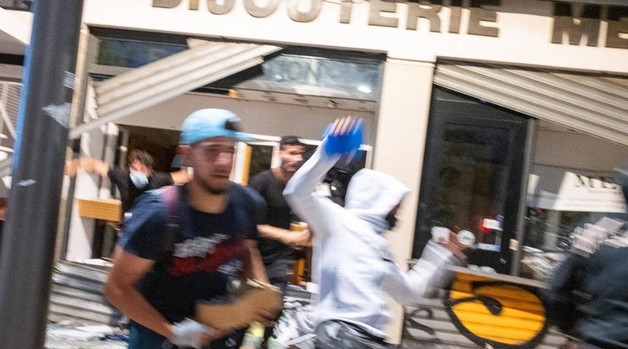 Strah pred nočjo: v Marseillu posebne policijske enote, bodo v državi razglasili izredne razmere? (foto: Profimedia)