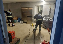 Posledice neurja: zalite kleti, podrta drevesa, blato na cestah ...