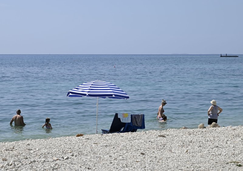 Plaže bodo v začetku tedna bolj prazne, saj zna dopustnike pregnati dež.