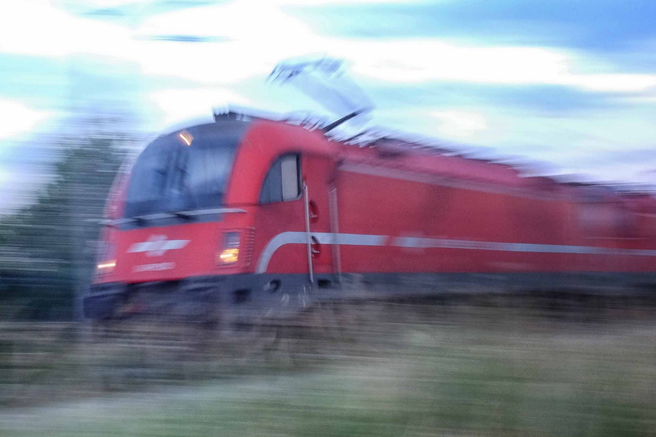 Na območju Slovenske Bistrice vlak povozil osebo, ki je zaradi hudih poškodb umrla