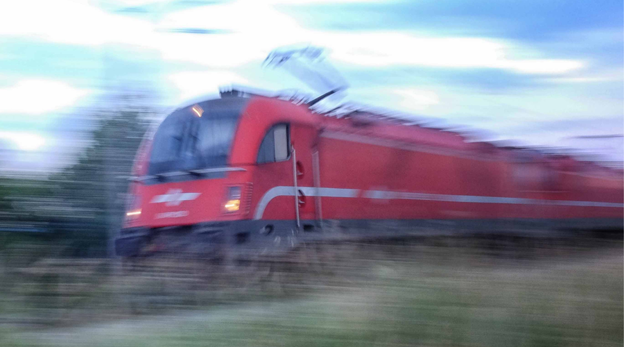 Na območju Slovenske Bistrice vlak povozil osebo, ki je zaradi hudih poškodb umrla (foto: Bobo)