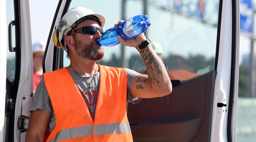 Delo na prostem v poletni vročini zelo nevarno za zdravje (preverite, kako se izogniti škodljivim posledicam) (foto: Profimedia)