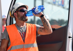 Delo na prostem v poletni vročini zelo nevarno za zdravje (preverite, kako se izogniti škodljivim posledicam)