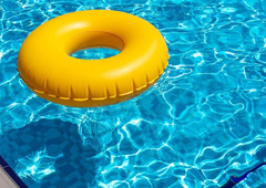 Moški na bazenu v Rovinju snemal gole otroke (pri tem ga je zasačil varnostnik)