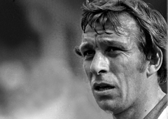 Umrl legendarni nekdanji nogometaš (v svoji blesteči karieri je dvignil tudi pokal svetovnih prvakov)