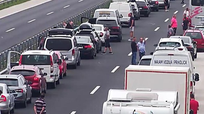 Bizarna fotografija s podravske avtoceste: med zastojem se sprehajajo, poležavajo ob cesti ... (foto: Facebook/Promet.si)