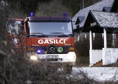 Predbožična tragedija: v požaru, ki je izbruhnil v stanovanjski hiši v Moravčah, umrla ena oseba