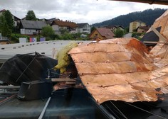 Fotografije, ki razkrivajo uničujoče posledice neurja: učilnice polne vode, odkrita streha, poškodovana električna napeljava ...