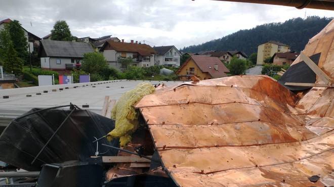 Odkrita in močno poškodovana streha na objektu gimnazija Litija. (foto: Uredništvo)