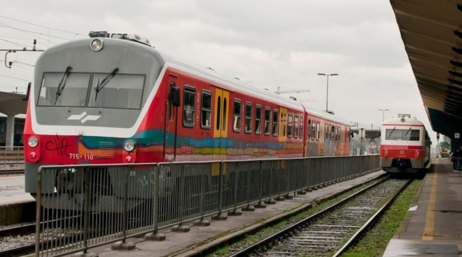 Potniki jezni na Slovenske železnice: proga zaprta, nadomestnega avtobusa pa ni bilo več ur (v podjetju so se že odzvali) (foto: Profimedia)