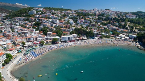 Jadranska Copacabana: sanjska peščena plaža, ki turistom obljublja raj na zemlji