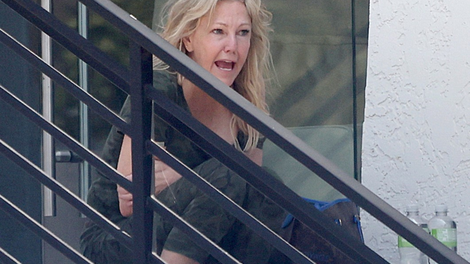 Oboževalci zaskrbljeni: Heather Locklear skoraj neprepoznavna na ulici govorila sama s sabo (FOTO)
