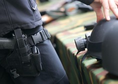 V Grosupljem policijska akcija kot iz kriminalke: moški je policiste pričakal oborožen