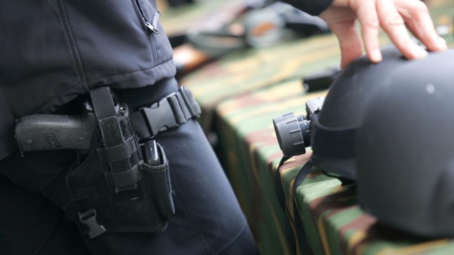 V Grosupljem policijska akcija kot iz kriminalke: moški je policiste pričakal oborožen (foto: Tina Kosec/Bobo)