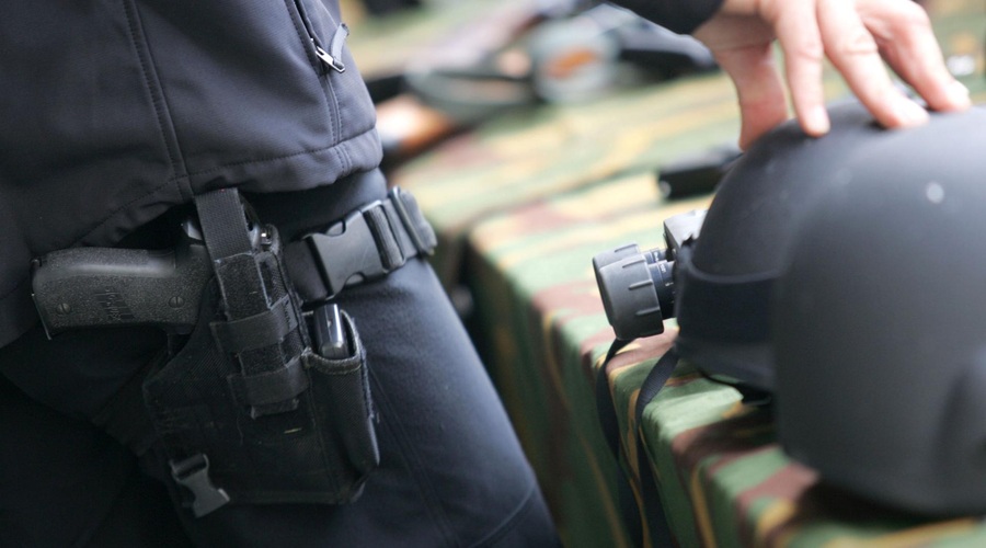 V Grosupljem policijska akcija kot iz kriminalke: moški je policiste pričakal oborožen (foto: Tina Kosec/Bobo)