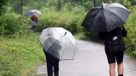 Pripravite dežnike, del Slovenije bo spet zalilo. Vemo tudi, kdaj bo spet posijalo sonce