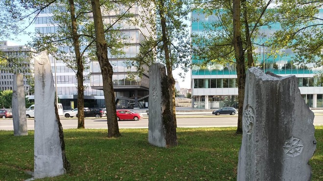 Park s posebnim pomenom sredi ljubljanskega križišča: veste, kaj nam sporočajo kamni v njem? (foto: M.P.)