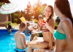 Pozabite na dolgočasne koktajle: tu je nekaj inovativnih idej za poletje (tudi brez alkohola!)