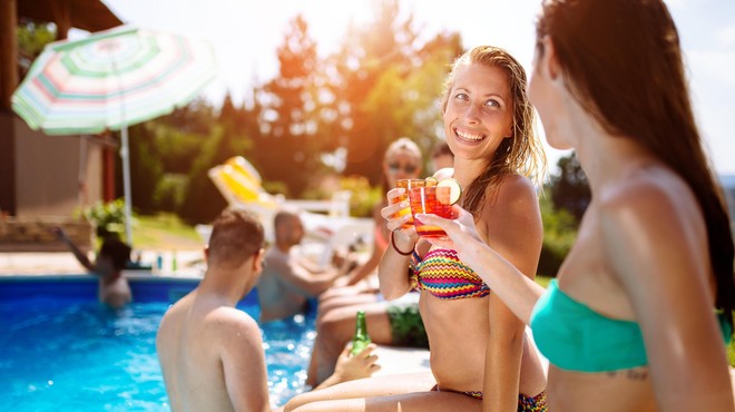 Pozabite na dolgočasne koktajle: tu je nekaj inovativnih idej za poletje (tudi brez alkohola!) (foto: Profimedia)