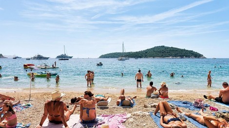 Pozor! Na znani hrvaški plaži rdeča zastava (lahko končate na urgenci)
