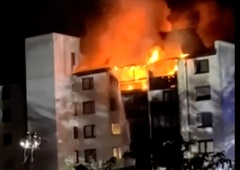 VIDEO: Ognjeni zublji zajeli stanovanjski blok v Ljubljani (60 ljudi je moralo zapustiti svoj dom)