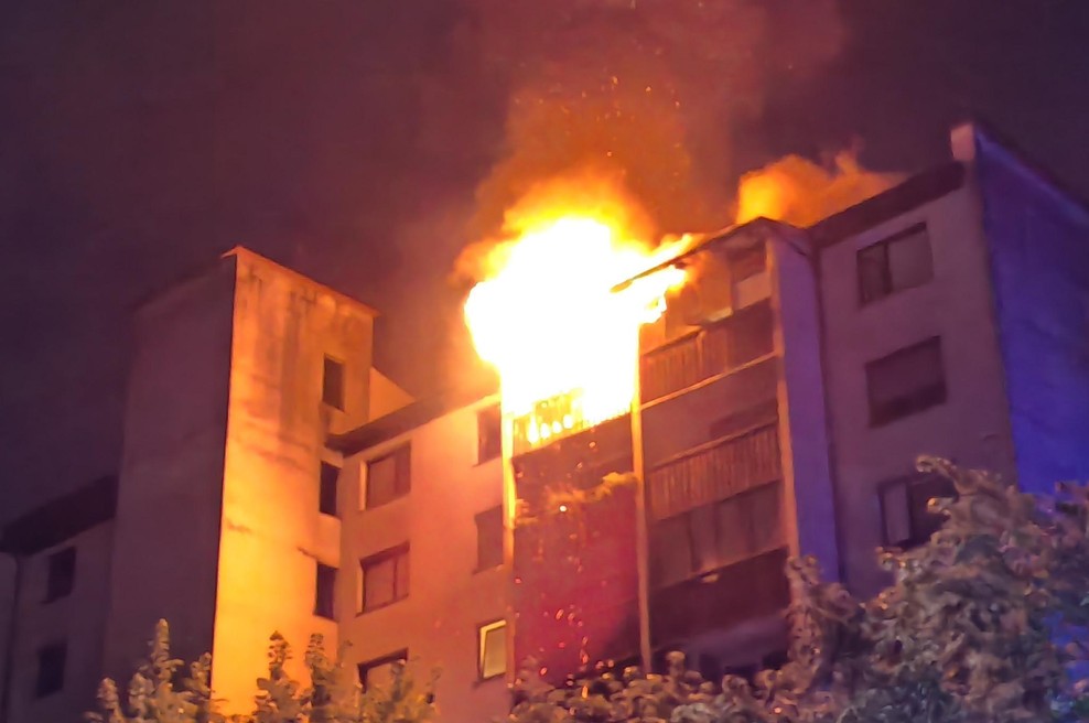 Turbulentna noč stanovalca v gorečem bloku: "S tal kuhinje sem pobrisal kakšnih sto litrov vode" (foto: Facebook/Gasilska brigada Ljubljana - Ljubljana Fire Brigade)