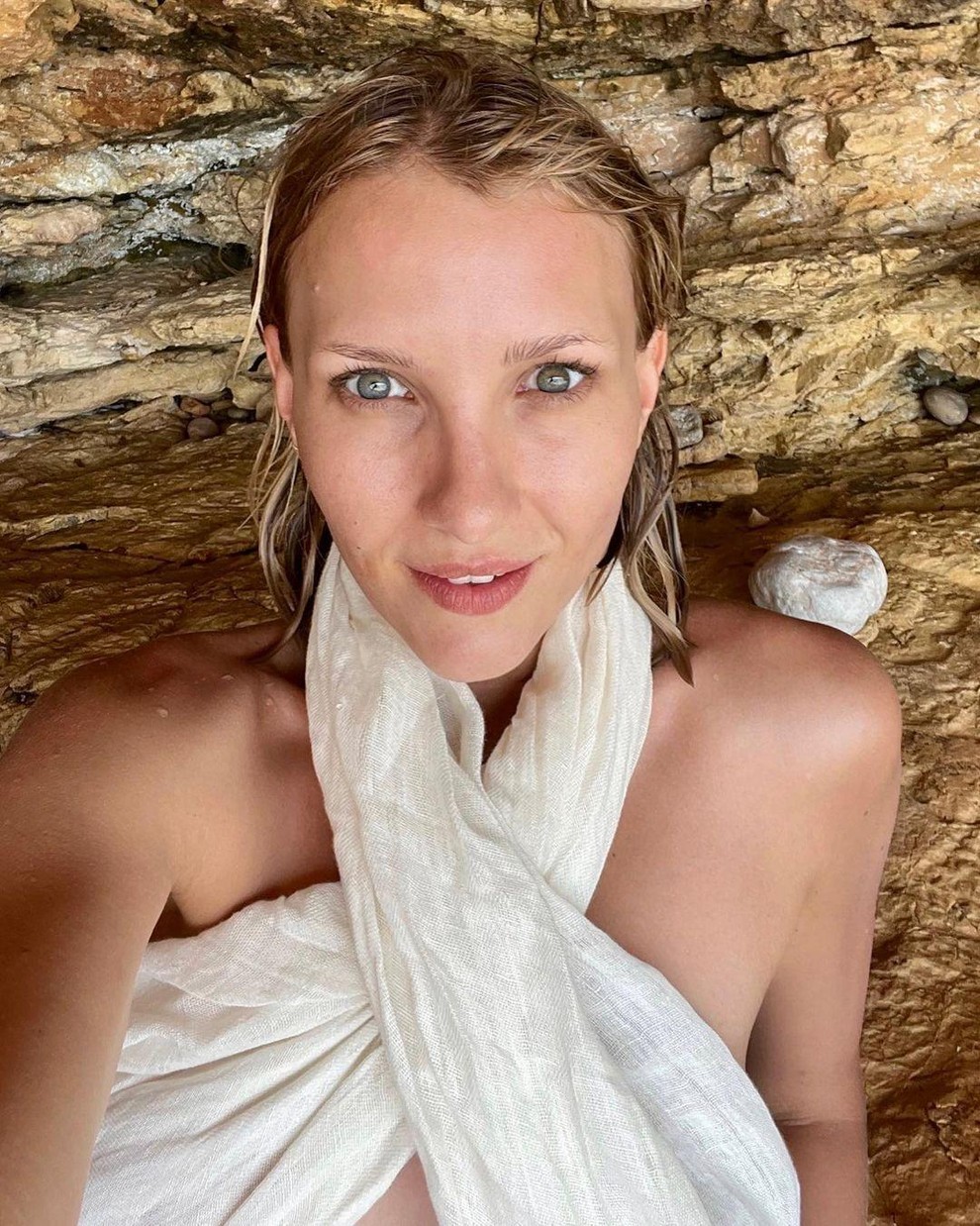 S fotografijo, ki jo je objavila na Instagramu, je pokazala, da je brez ličil videti naravnost čudovito. Je naravna lepotica, …