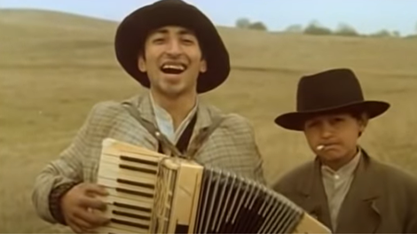 Se ga spomnite? Poglejte, kje je danes deček, ki je nastopal v legendarnem jugoslovanskem filmu (ne boste verjeli, kaj počne)