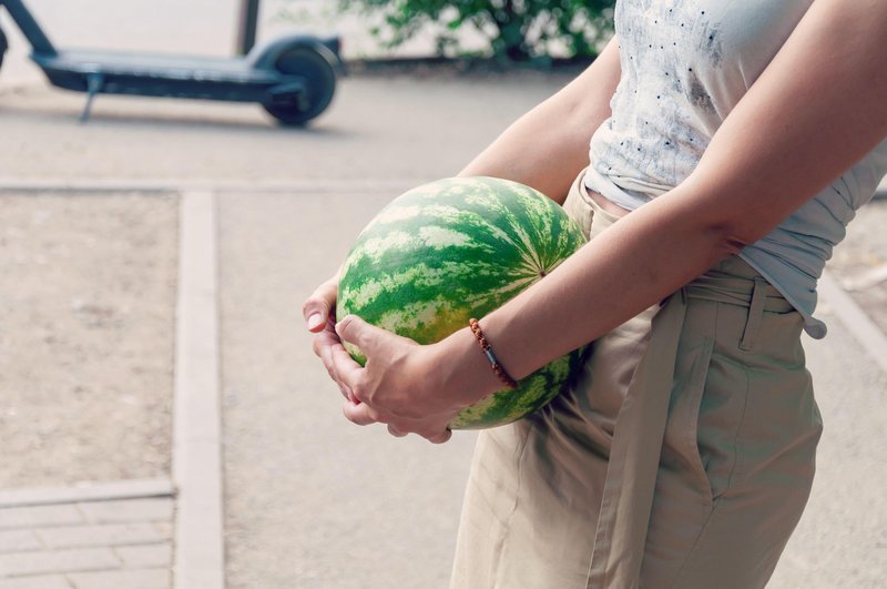 Kako v trgovini izbrati ravno prav sladko lubenico? Pomaga lahko preprost trik, ki je med kupci vse bolj priljubljen