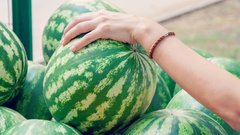 Kako se v manj kot 2 minutah znebiti pešk v lubenici? Obstaja trik, ne boste verjeli, kako preprost je (VIDEO)