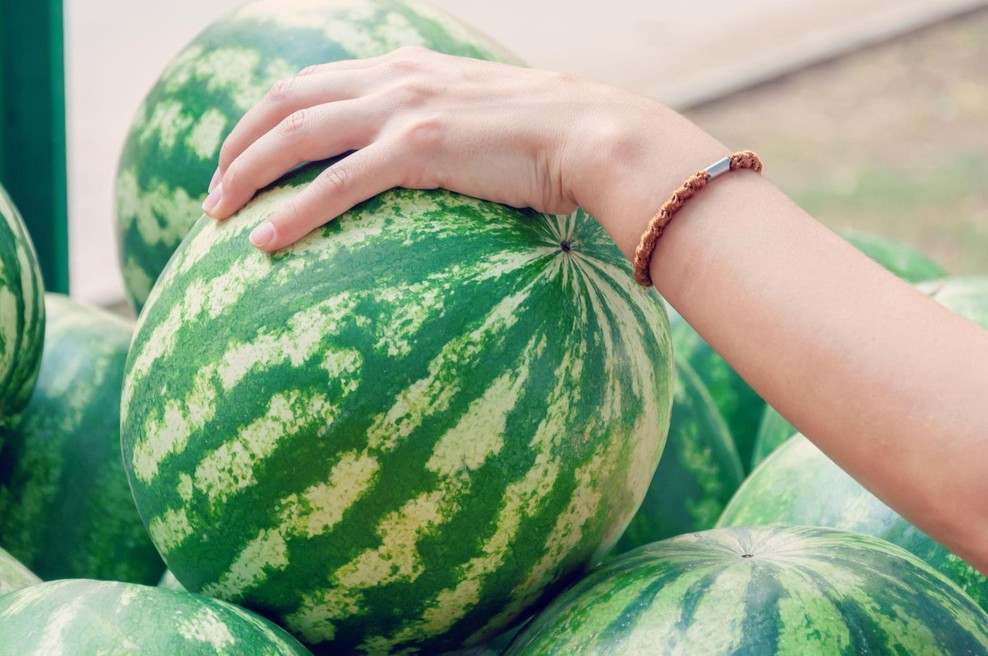 Kako v trgovini izbrati ravno prav sladko lubenico? Pomaga lahko preprost trik, ki je med kupci vse bolj priljubljen (foto: Profimedia)