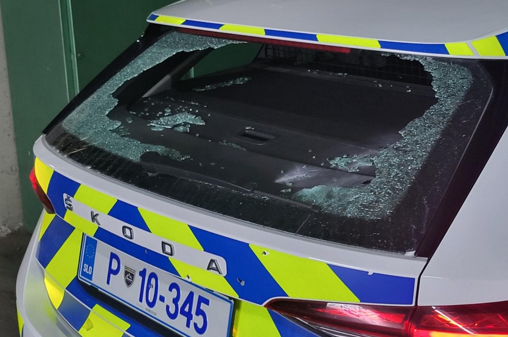 FOTO: Policijski avtomobil po streljanju v Šmarjeti povsem uničen (našteli so več kot deset sledi strelov) (foto: Policijska uprava Novo mesto)