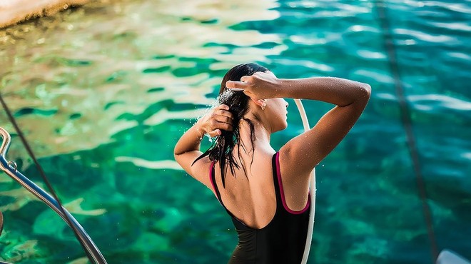 Se je treba po plavanju v morju res takoj oprhati? ( je morska voda sploh dobra za kožo?) (foto: Profimedia)