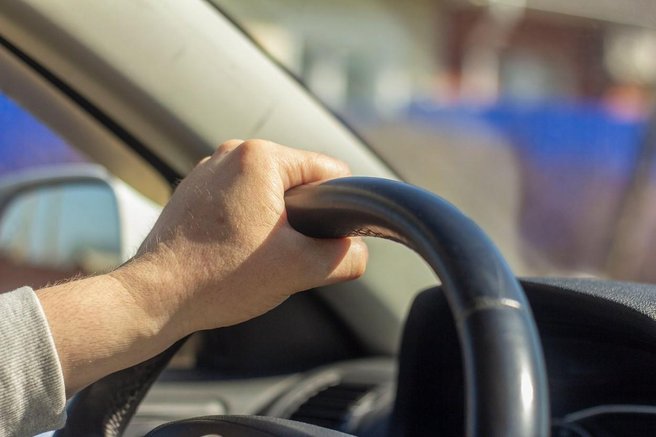 Voznik z Balkana se temu preprosto ni mogel upreti: z jeklenim konjičkom naredil nekaj, kar številnim ne bi padlo na pamet (in krepko nasmejal)