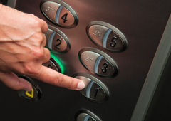 Drama v Kopru: v dvigalu športne dvorane ostali ujeti mladoletni rokometaši, več jih je končalo v bolnišnici